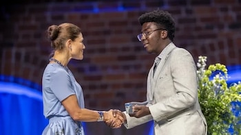 Cómo funciona el robot creado por un estudiante de 17 años que usa inteligencia artificial y un líquido magnético para retirar plástico del agua