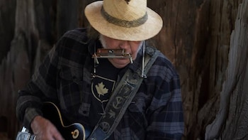 A los 80 años, Neil Young mira hacia atrás para entender el presente con un disco introspectivo y emocional