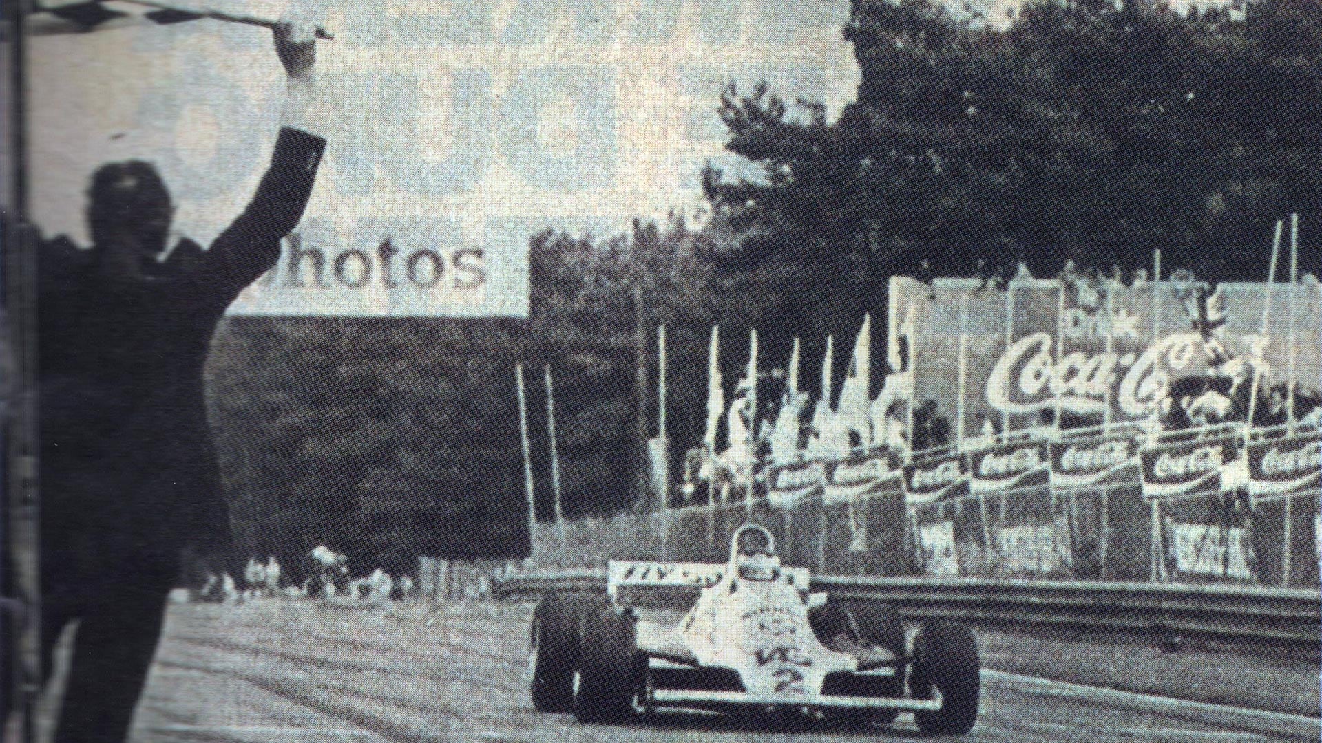 Lole Reutemann recibiendo la bandera de cuadros (Archivo CORSA).