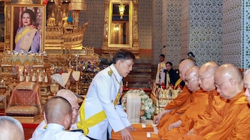 El rey Rama X de Tailandia celebra el primer cumpleaños de la reina Sirikit tras su muerte: jazmines blancos y una treintena de monjes en recuerdo de su madre