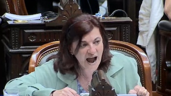 “Oligarca caballero”: Kelly Olmos recitó