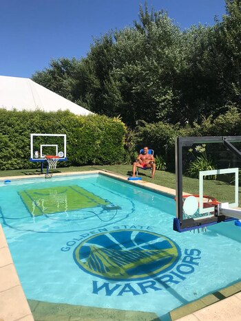 Oscar Sánchez y la pileta