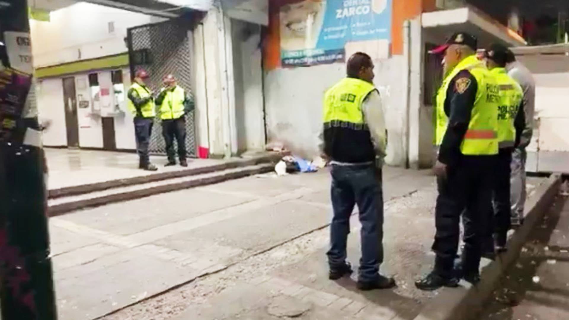 Las autoridades fueron notificadas sobre el hallazgo de la persona sin vida a las afueras del transporte público. (TW @LaGuerreroDF)