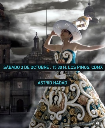 Astrid Hadad posa con un vestuario decorado y sombrero blanco sobre un fondo arquitectónico con texto sobre una presentación en Ciudad de México