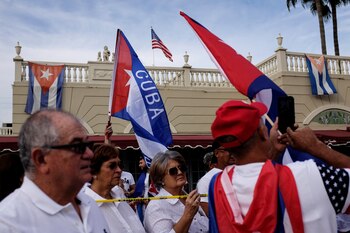 La gente asiste a una concentración frente al restaurante Versailles antes de una manifestación de la oposición en Cuba, en Miami (REUTERS/Marco Bello)