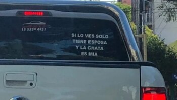 El cartel en una camioneta