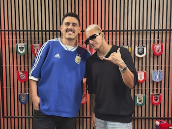 El Negro Tecla junto a