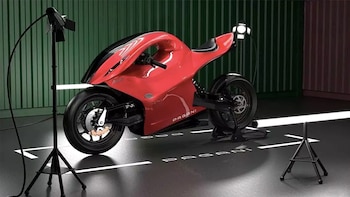 Construida en fibra de carbono,