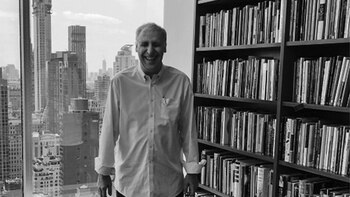 Hirsch encuentra humor en su