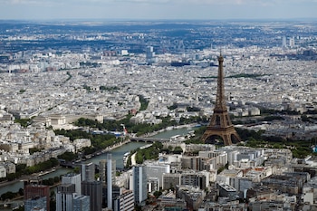 París redujo el tráfico vehicular a la mitad entre 2002 y 2023, expandiendo zonas peatonales como las llamadas calles escolares y terrazas en aceras (REUTERS/Gonzalo Fuentes)