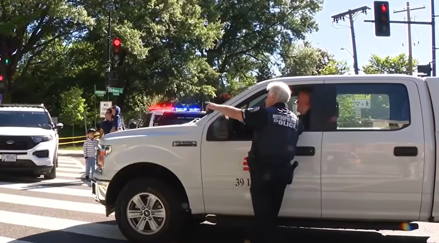 Oficiales de policía y vehículos de emergencia aseguran una zona en Washington D.C. después de que un sospechoso de asesinato muriera a manos de la policía a bordo de un autobús. (FOX 5)
