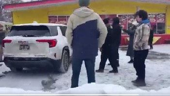 Agentes de ICE son corridos