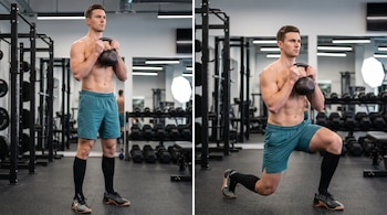 Un hombre caucásico de unos 30 años, sin camiseta, con pantalones cortos verdes y medias negras, realizando un Goblet Reverse Lunge con una pesa rusa en un gimnasio.