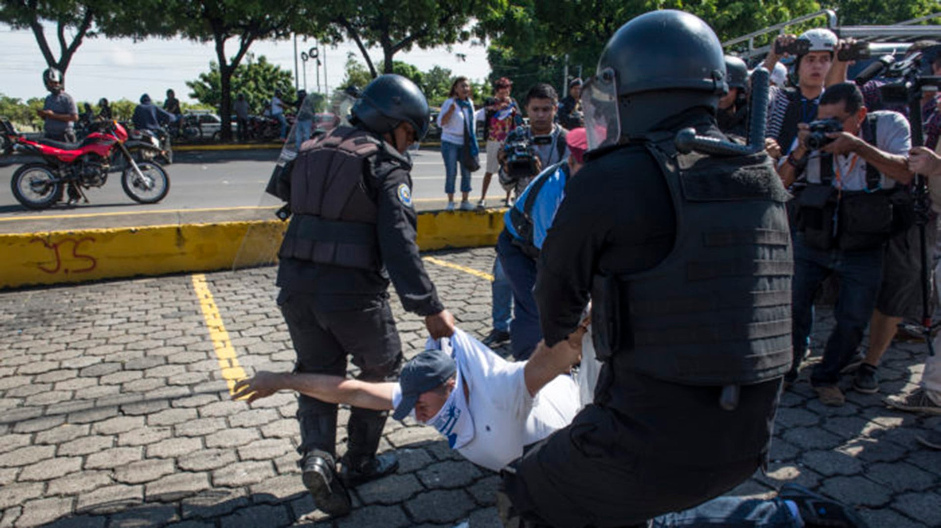 Nicaragua vive un estado de sitio de hecho. La policía reprime con violencia cualquier expresión opositora en la vía pública. (Cortesía La Prensa)
