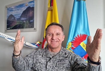 El presidente de Satena, Óscar