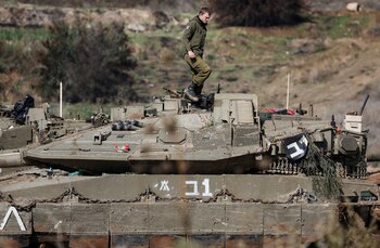 Un soldado israelí se encuentra