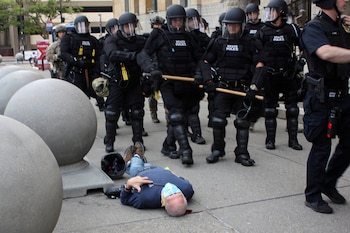 El instante posterior al empujó que dejó inconsciente a Martin Gugino en Buffalo (Jamie Quinn/Handout via REUTERS)