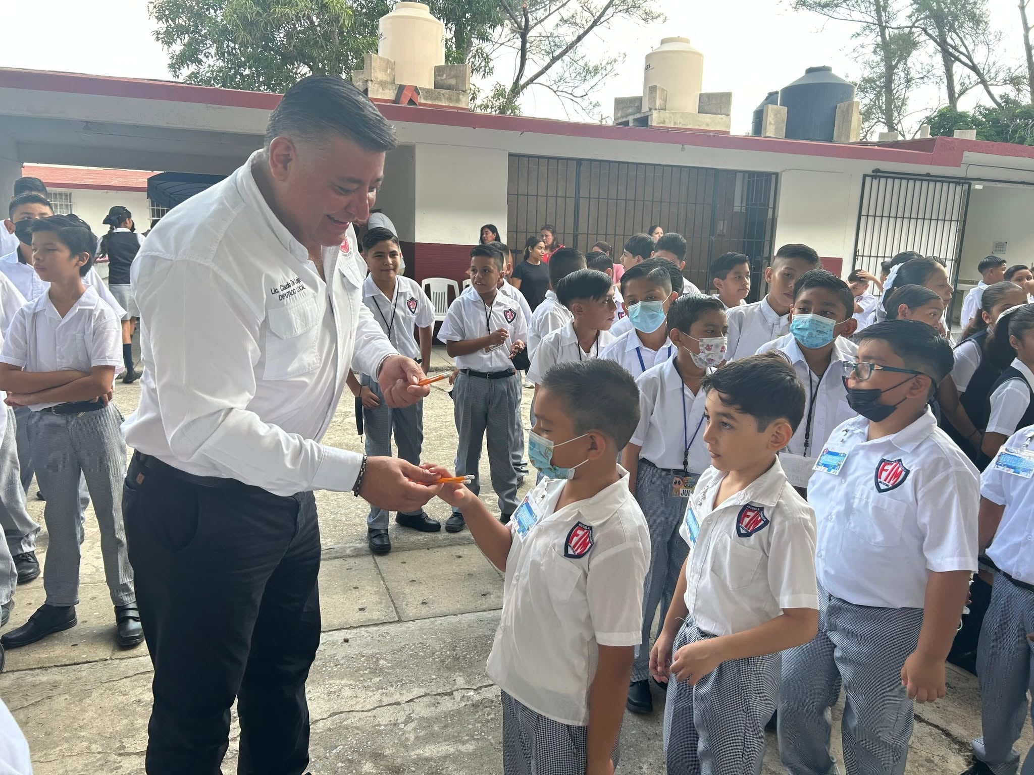 Diputado de Morena recibe burlas y críticas por presumir apoyo escolar con la entrega de dos lápices por alumno.