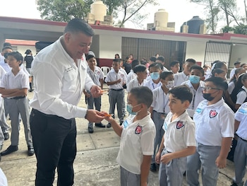 Diputado de Morena recibe burlas y críticas por presumir apoyo escolar con la entrega de dos lápices por alumno.