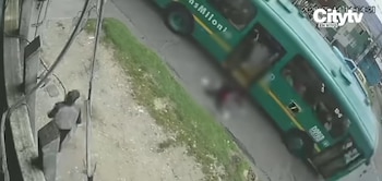 Caída de una menor en un alimentador de TransMilenio - crédito captura de video Citytv