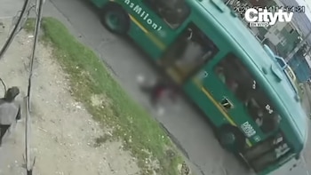 Video muestra cuando una menor de 15 años cayó de un alimentador de TransMilenio en movimiento en Bogotá