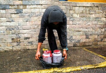 Una persona levanta unos envases