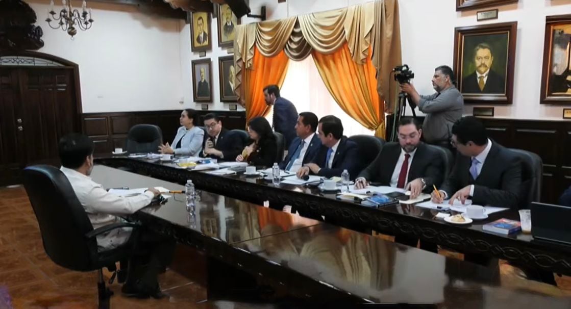 Una sesión en el Congreso expone los roces entre poderes mientras el funcionario defiende su trabajo frente a señalamientos de parcialidad y controversias en casos clave. (Foto: Congreso Nacional)