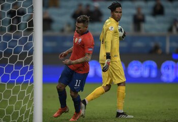 Peru's goalkeeper Pedro Gallese holds