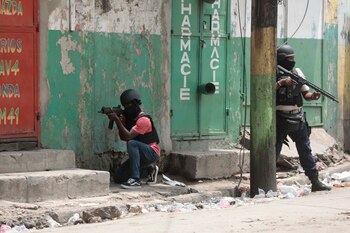 Agentes de policía participan en