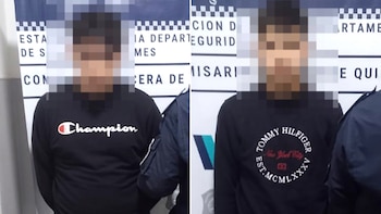 Dos hombres con rostros pixelados, vistiendo sudaderas oscuras, fotografiados individualmente frente a un fondo que sugiere una dependencia policial