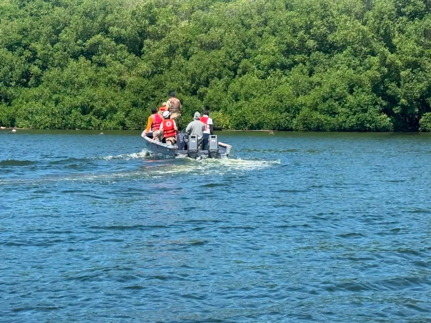 Miembros de la Defensa Civil y la Armada de la República Dominicana durante el operativo de búsqueda en el río Higuamo, donde fue recuperado el cuerpo de Nashla María Griffith (Cortesía: Telenoticias RD).