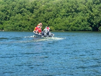 Miembros de la Defensa Civil y la Armada de la República Dominicana durante el operativo de búsqueda en el río Higuamo, donde fue recuperado el cuerpo de Nashla María Griffith (Cortesía: Telenoticias RD).