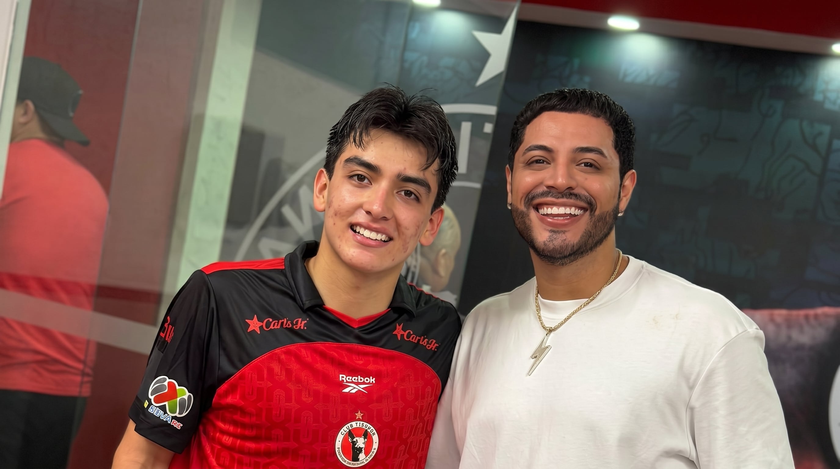 Eduin Caz presume encuentro con Gilberto Mora y envía mensaje a sus seguidores: “No me lo voy a llevar de fiesta”