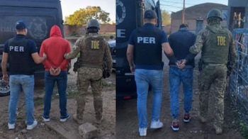 Imagen dividida muestra a dos hombres esposados, cada uno escoltado por dos agentes de seguridad con chalecos "PER" y "TOE", en un entorno exterior