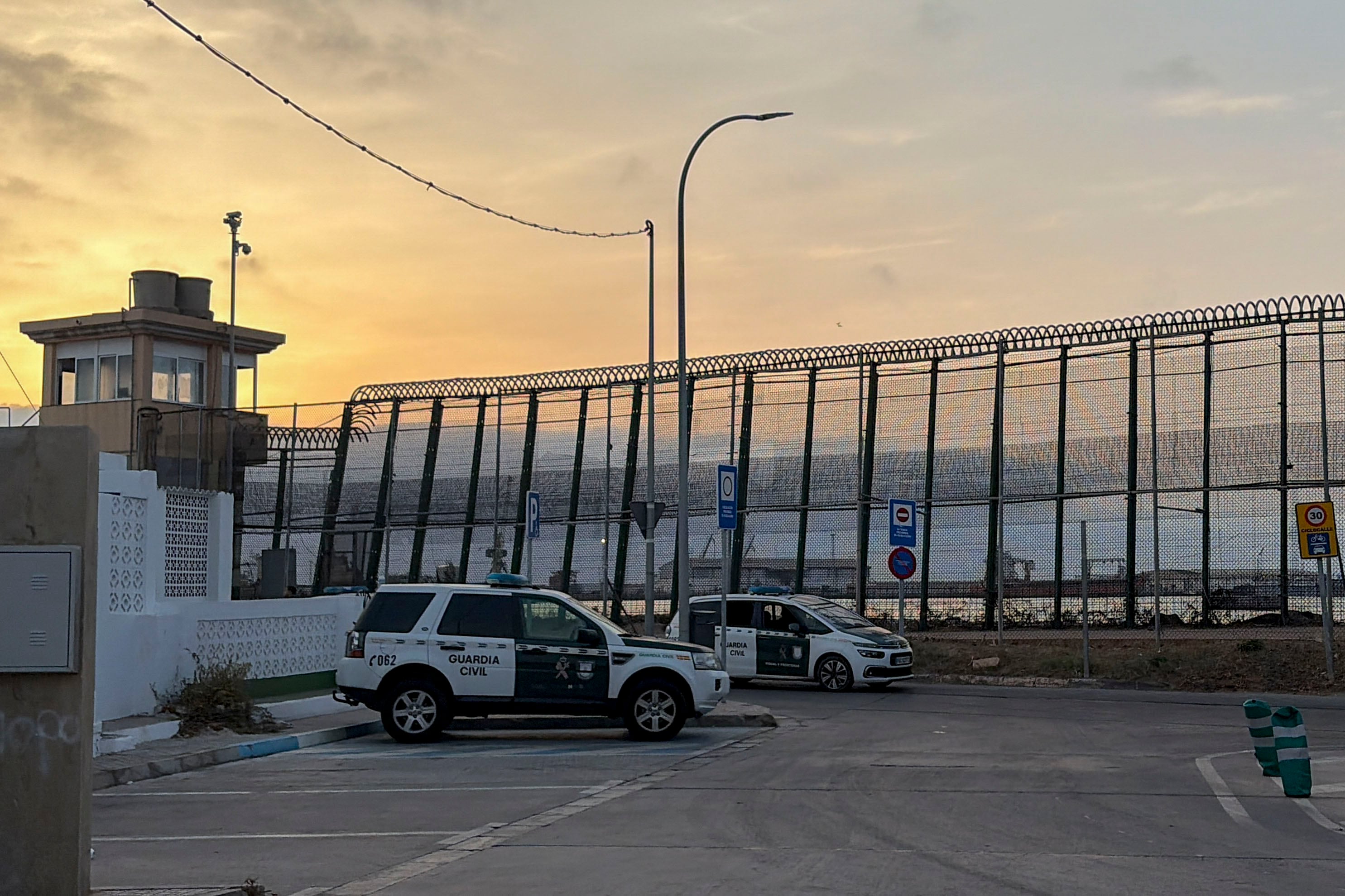 Vista del dique sur de la playa de Melilla este viernes a primera hora. El paso fronterizo de Beni-Enzar, el único operativo entre España y Marruecos en Melilla, sigue cerrado desde anoche.(EFE/Paqui Sánchez)