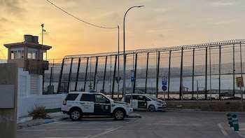 Se escuchan detonaciones en la frontera de Melilla mientras decenas de personas intentan entrar desde Marruecos