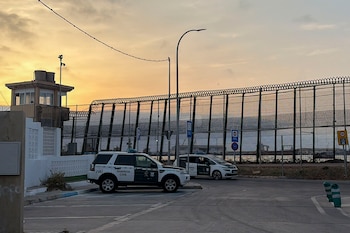 Vista del dique sur de la playa de Melilla este viernes a primera hora. El paso fronterizo de Beni-Enzar, el único operativo entre España y Marruecos en Melilla, sigue cerrado desde anoche.(EFE/Paqui Sánchez)