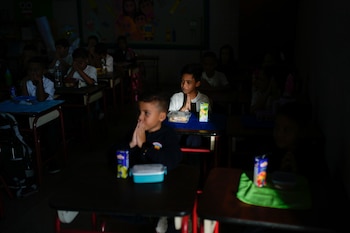 La ONG Cecodap advierte que la crisis del servicio elécctrico atenta contra la formación de niñas, niños y adolescentes tanto en las escuelas como en sus hogares. (AP Foto/Ariana Cubillos)