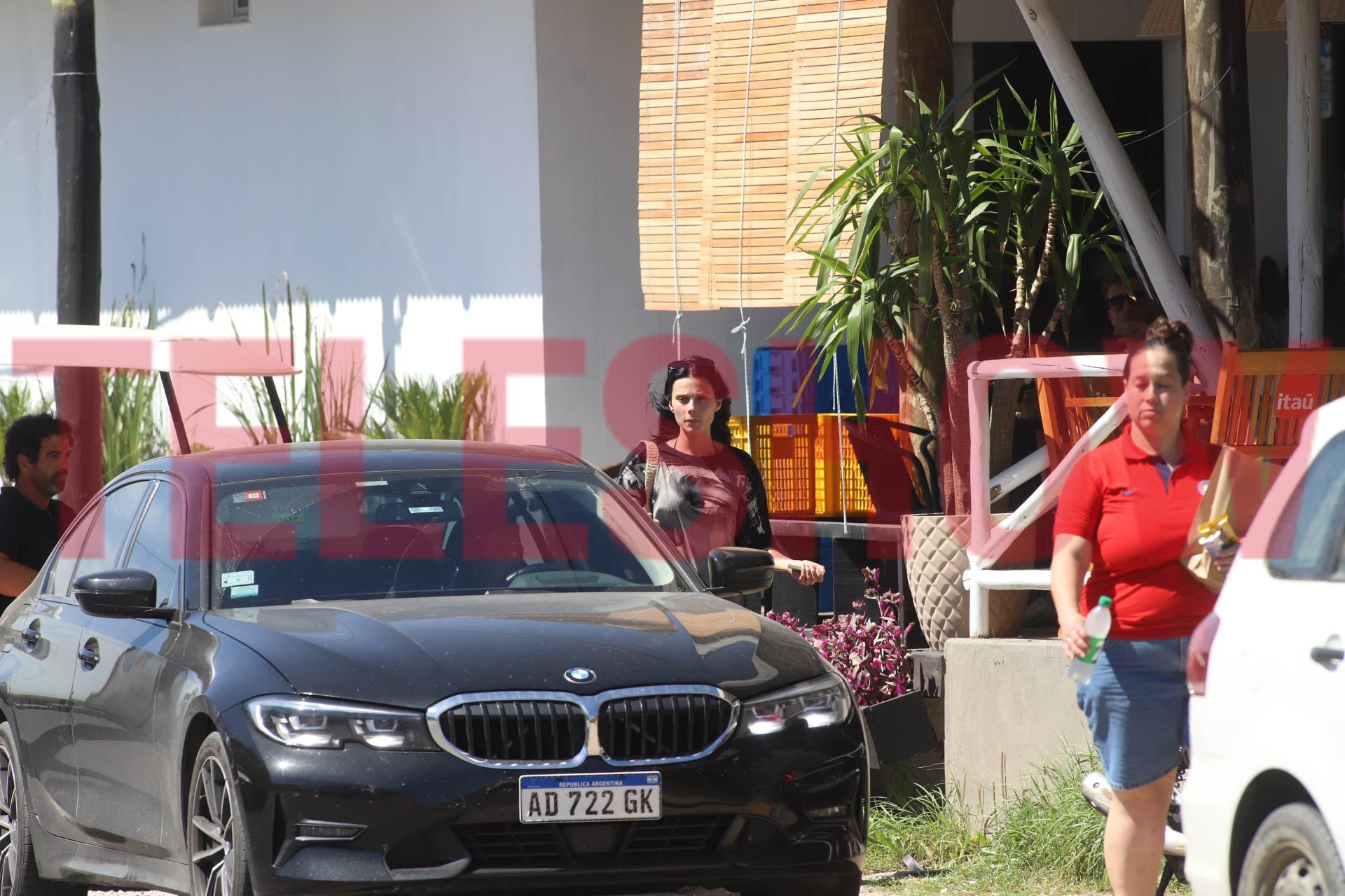 Luego de su parada en el restaurante al aire libre, Zenere fue vista saliendo del lugar (RSFotos)
