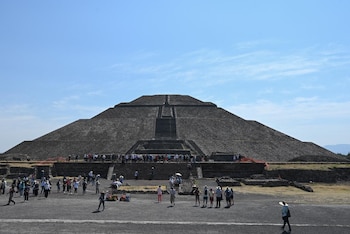 Turistas visitan la imponente Pirámide
