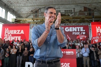 11/10/2026 El secretario general del PSOE y presidente del Gobierno, Pedro Sánchez (c), durante un acto de precampaña del PSOE, en La Térmica Cultural de Ponferrada, a 11 de octubre de 2026, en Ponferrada, León, Castilla y León (España). El presidente del Gobierno y secretario general del PSOE, Pedro Sánchez, ha arrancado este fin de semana la precampaña de las elecciones generales del próximo 29 de noviembre con dos actos, el sábado en Dos Hermanas (Sevilla) y hoy en Ponferrada (León), en la Térmica Cultural de la Fundación de la Energía.
POLITICA
Carlos Castro - Europa Press