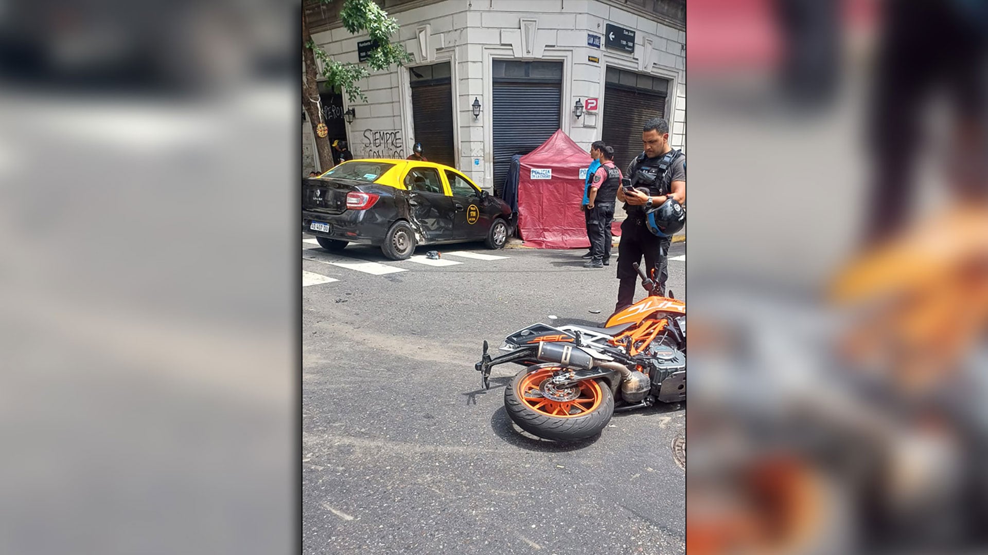 El accidente ocurrió tras una persecución policial a un motociclista sin patente que chocó contra un taxi y provocó la tragedia en San José 1111