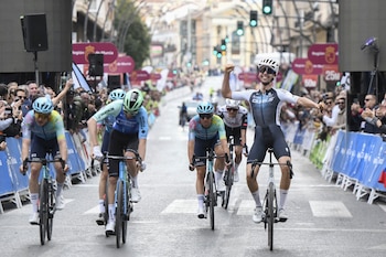Dura caída del corredor del NSN Cycling, y retiro-crédito Juan Carlos Caval/EFE