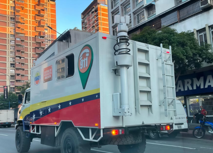 En esta foto. de VESinFiltro se obeserva una Unidad de mando móvil con sistema multicámara CEIEC sobre mástil desplegable.