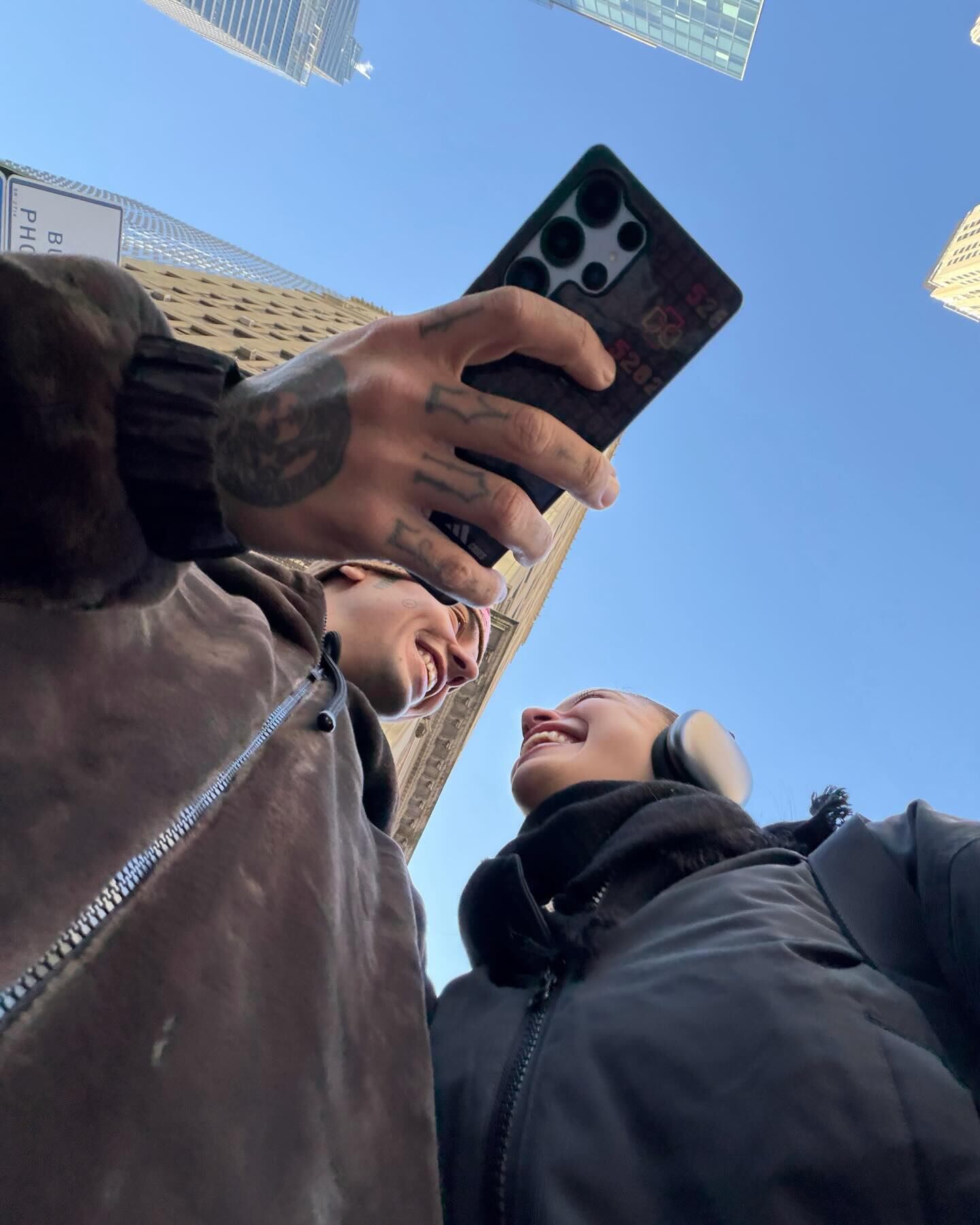 Emilia y Duki, entre rascacielos y sonrisas, compartieron un paseo a pura complicidad en Manhattan