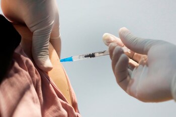 Una persona recibe una vacuna