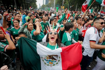 Aficionados de la selección de México celebran el triunfo sobre Sudáfrica en el juego inaugural de la Copa Mundial de la FIFA 2026 este jueves, en el Ángel de la Independencia de Ciudad de México (México). EFE/Isaac Esquivel