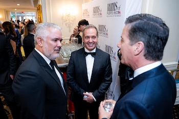 El ex presidente de Colombia, Gustavo Duque; el director fundador del Adam Smith Center, Carlos Díaz-Rosillo, y el senador de Estados Unidos, Bernie Moreno, conversan durante la Champion of Freedom Dinner & Celebration
