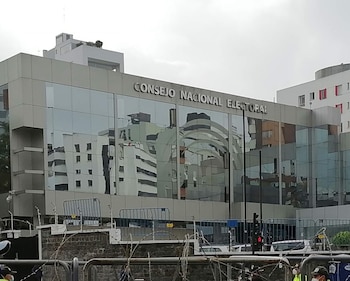 Fotografía de archivo en la que se captó una vista general de la sede nacional del Consejo Nacional Electoral de Ecuador, en Quito (Ecuador). EFE/Elías Benarroch