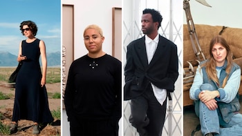 Cuatro retratos individuales de artistas: una mujer de pie al aire libre, una mujer con gafas en interior, un hombre de pie y una mujer sentada con una estructura detrás